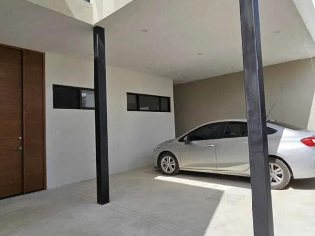 CASA EN VENTA EQUIPADA CERCA DE PLAZAS COMERCIALES AL NORTE DE M?RIDA
