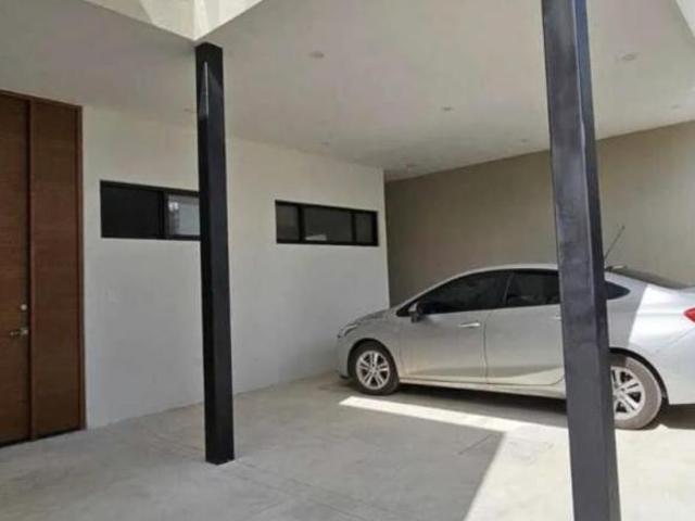 CASA EN VENTA EQUIPADA CERCA DE PLAZAS COMERCIALES AL NORTE DE MÉRIDA