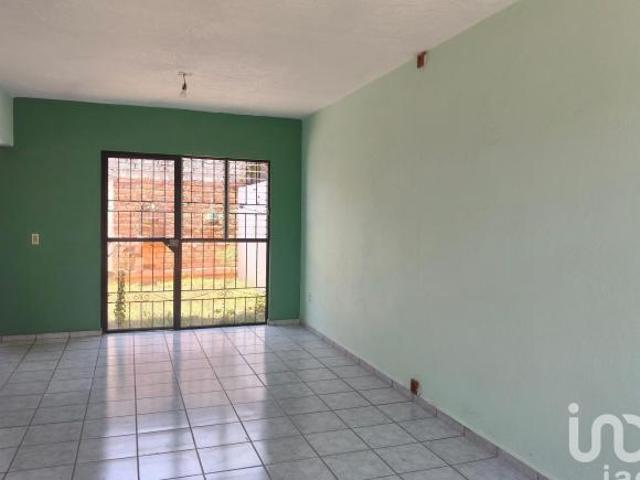 Casa en Venta. Esquina, 3 recámaras, acceso de servicio independiente
