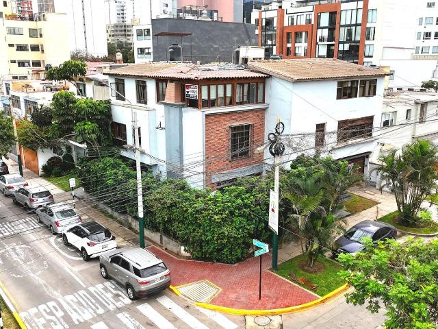 CASA EN VENTA ESQUINA FRENTE A PARQUE | 582 m² | SAN ISIDRO