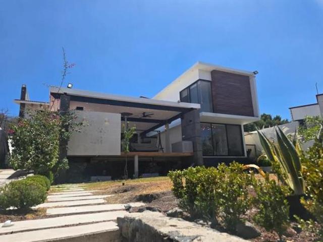 Casa en venta, esquina y jardín muy amplio en Vista real, Corregidora, Querétaro