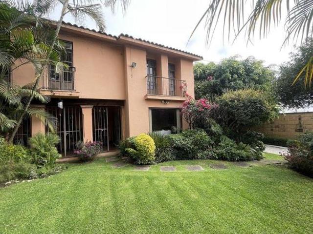 Casa en venta estilo Cuernavaca con seguridad 24/7