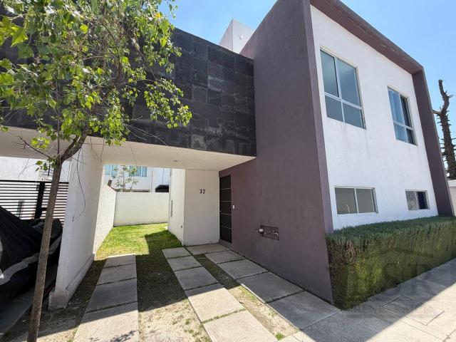 CASA EN VENTA FRACCIONAMIENTO HACIENDA SERRATON ZINACANTEPEC