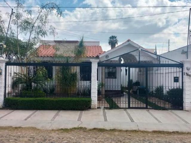 Casa en venta Fraccionamiento Loma Verde cercana a los outlets Mulsa