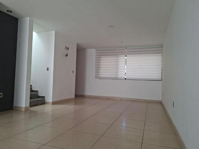 CASA EN VENTA FRACCIONAMIENTO MADERAS RESIDENCIAL CELAYA