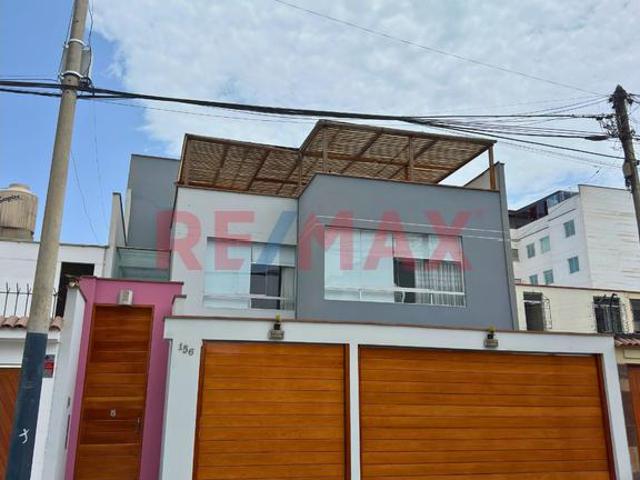 “Casa En Venta _ Frente A Parque _ Urb. Vista Alegre _ Santiago De Surco