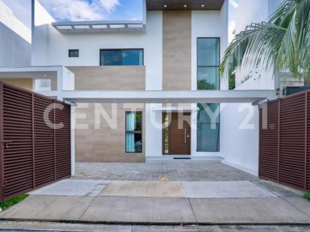 Casa en Venta frente a parque en SM 12 Cancún