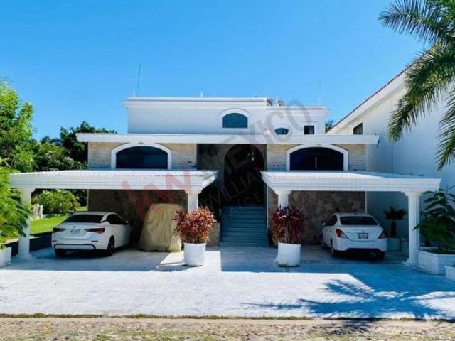 ¡Casa en venta frente al campo de golf en El Cid!