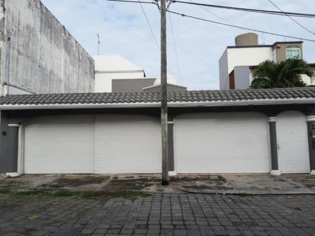 Casa en Venta garage para 3 autos, alberca Granjas de La Boticaria