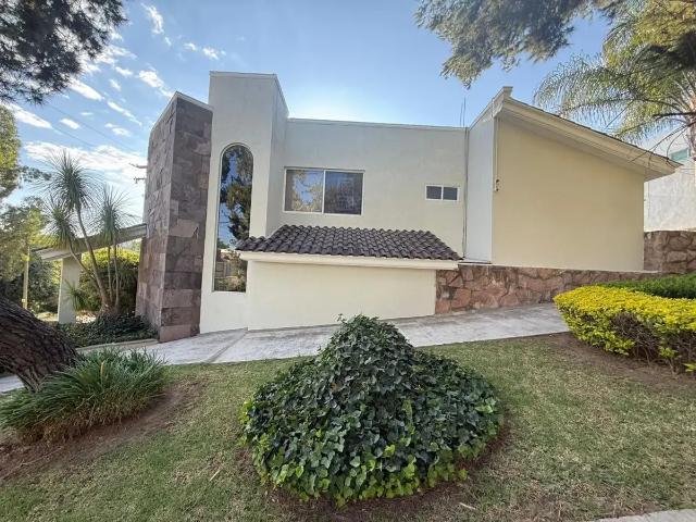 CASA EN VENTA | Gran Jardín | Equipada con Tecnología Inteligente y Paneles Solares
