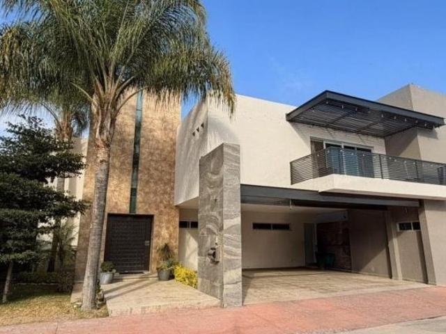 Casa en Venta Hacienda Santa Fe con gran terreno!