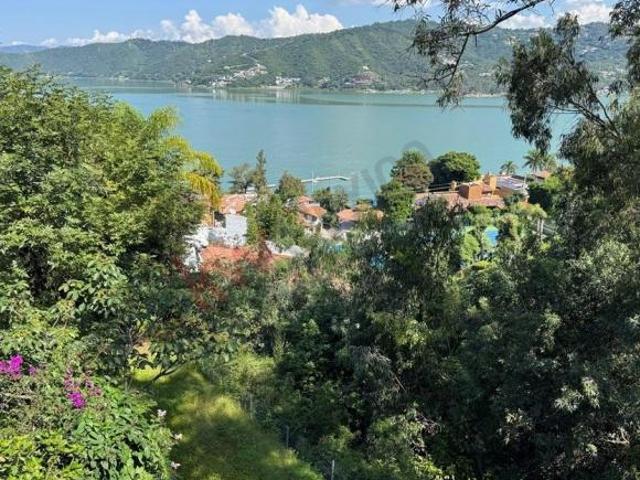 Casa en venta junto al lago con amplia terraza y bungalow adicional con entrada independiente, La Pe