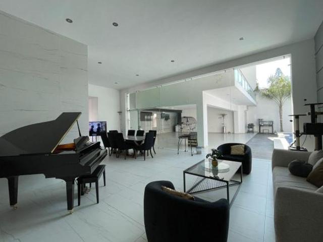 CASA EN VENTA JURICA 4