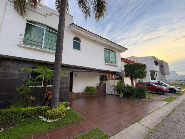 Casa en venta |Jardín Real | 4 recámaras, jardín, terraza y recámara PB con baño