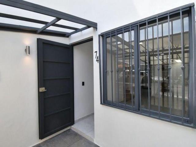 Casa en venta Jardines de San José, 4 recámaras remodelada, 3 Niveles