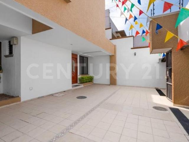 CASA EN VENTA JARDINES UNIVERSIDAD