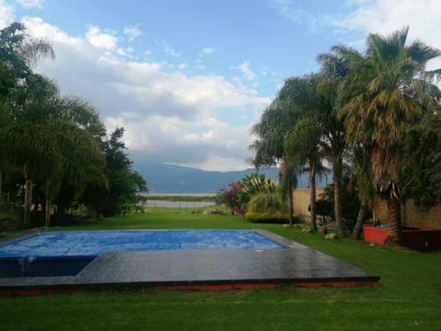 CASA EN VENTA LAGO DE CHAPALA, ENTRE SAN CRISTOBAL Y SAN PEDRO TESISTAN JOCOTEPEC JUNTO AL LAGO