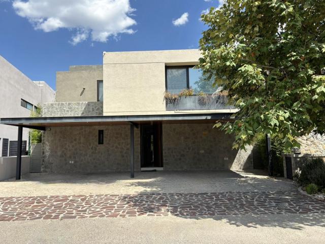 Casa en VENTA, Lagos, Opci?n a 4ta. Rec?mara, Jard?n, Altozano, Quer?taro