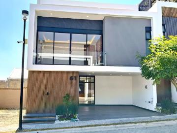 Casa en venta Lomas de Angelópolis, 4 recámaras y sala doble altura en Puebla
