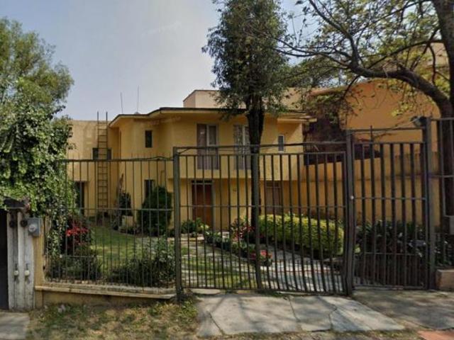 CASA EN VENTA LOMAS DE LAS PALMAS ¡Tú Hogar Ideal con Jardín!