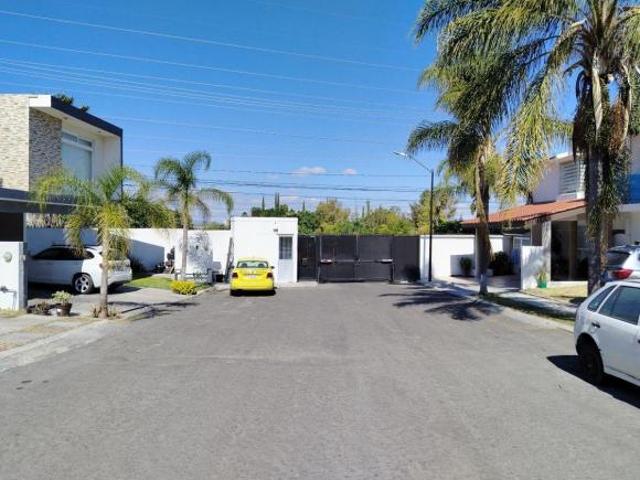 CASA EN VENTA LOMAS DE PASTEUR, CERCA DE CENTRO SUR, LIBRAMIENTO SUR PONIENTE