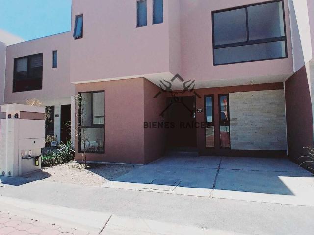 Casa en Venta Lomas del Marques, Rec?mara en P/B, Sala de TV