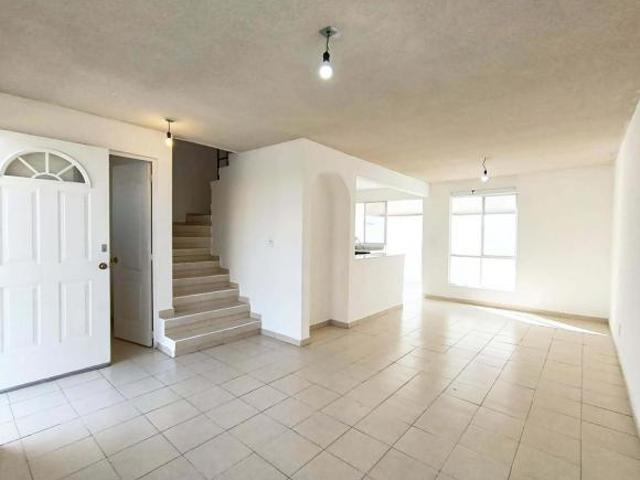 Casa en VENTA para inversión con INQUILINO DENTRO frente a Plaza Candiles, Corregidora, Querétaro
