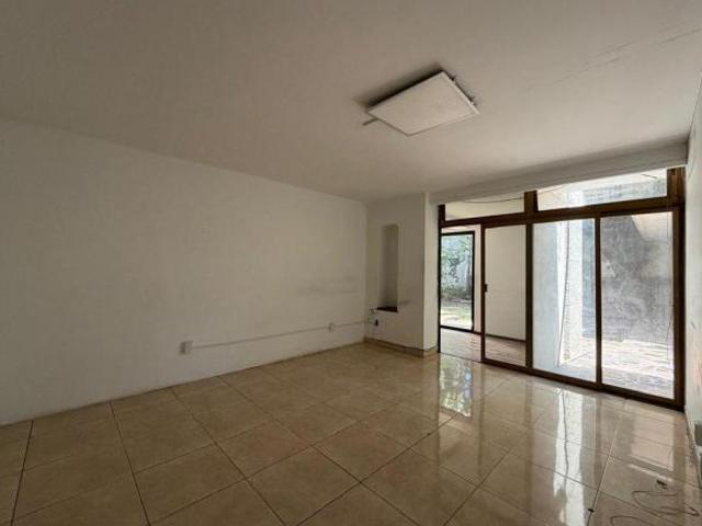 Casa en venta para oficinas en Jardines del Bosque con 416 m²