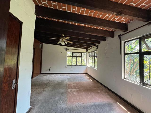 Casa con terreno grande y jard?n en zona de hospitales, ideal para remodelar en Tlalpan