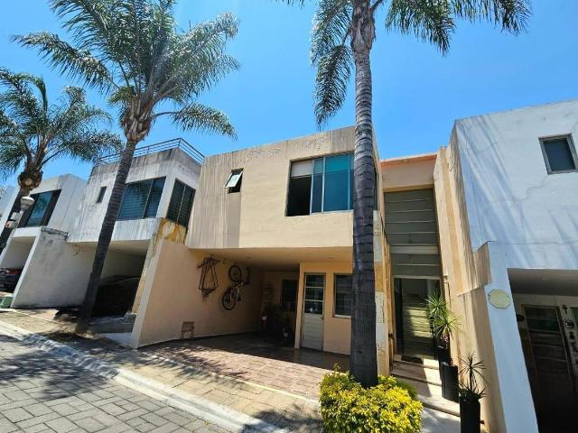 CASA EN VENTA PARA REMODELAR FRACC LOS AGAVES XILOTZINGO $2,950.000