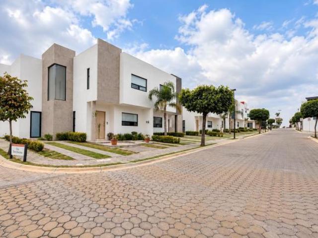 Casa en Venta Parque Aguascalientes Fraccionamiento Lomas de Angelópolis