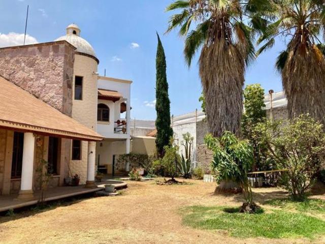 Casa en venta por salida Quiroga con un enorme jardín y hermosos acabados $5,500,000