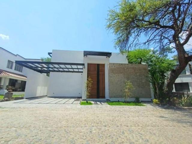 CASA EN VENTA PORTONES DEL CARMEN