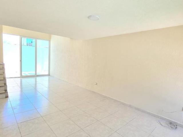 Casa en venta privada con seguridad cerca de costco y altabrisa