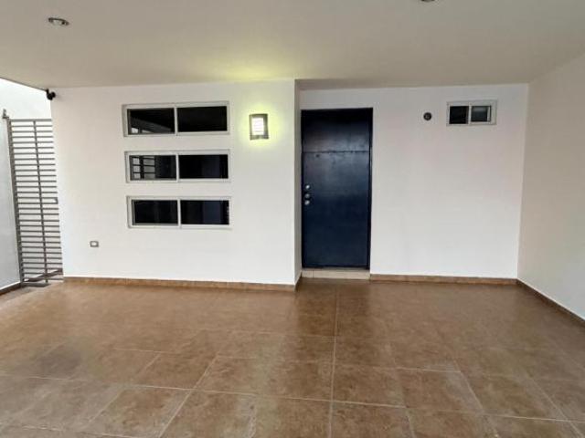 Casa en Venta Privada Jardines de Andalucia, Privada en esquina de Av Eloy Cavazos y Mtro Israel Cav