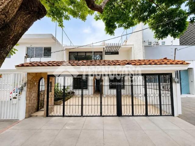 Casa en Venta Recién remodelada en Chapalita Inn, Zapopan: Amplia Propiedad con 5 Recámaras y Balcón