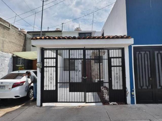 CASA EN VENTA REMODELADA CERCA DE REAL CENTER