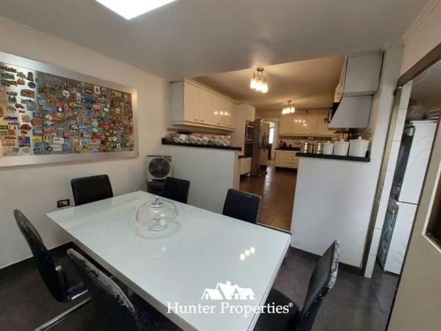 Casa en venta remodelada de 5D 5B y piscina. En Las Condes | 5 Dormitorios por 17500.00 en Las Condes