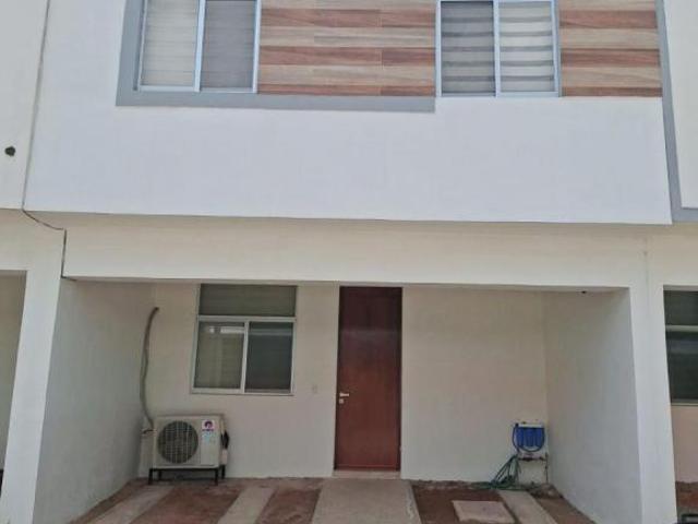 CASA EN VENTA REMODELADA EN ZIMALTA VIVE DENTRO DE LA CIUDAD