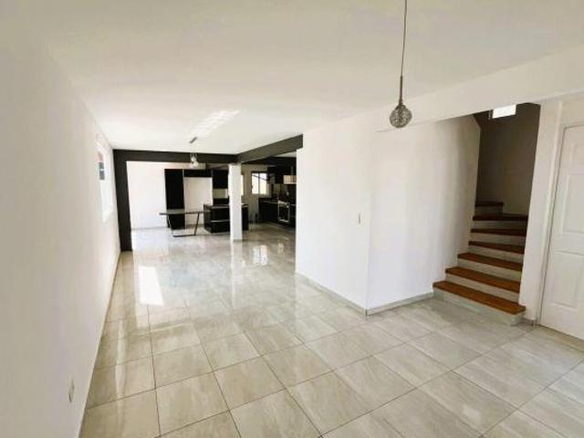 CASA EN VENTA REMODELADA Y CON TERRENO EXCEDENTE EN COND. PALMARES, EN QUERETARO QRO