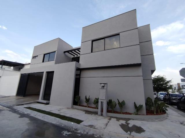 Casa en VENTA / RENTA | en esquina | Fracc Privado | Apodaca