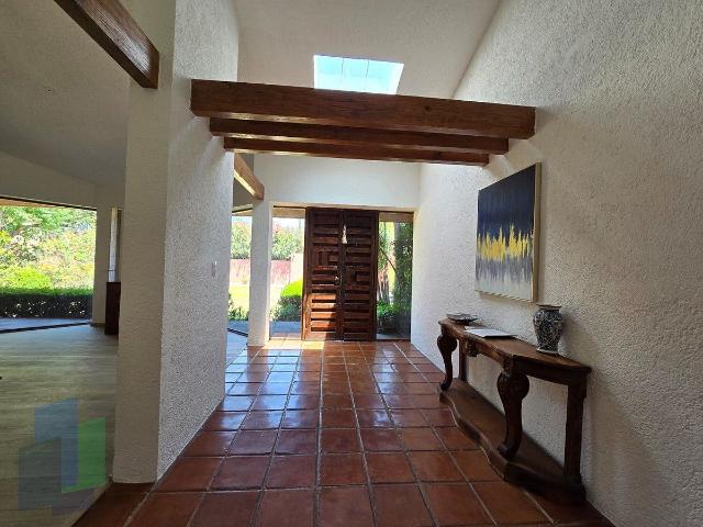 casa en venta o renta sin muebles con amplio jardín de un nivel