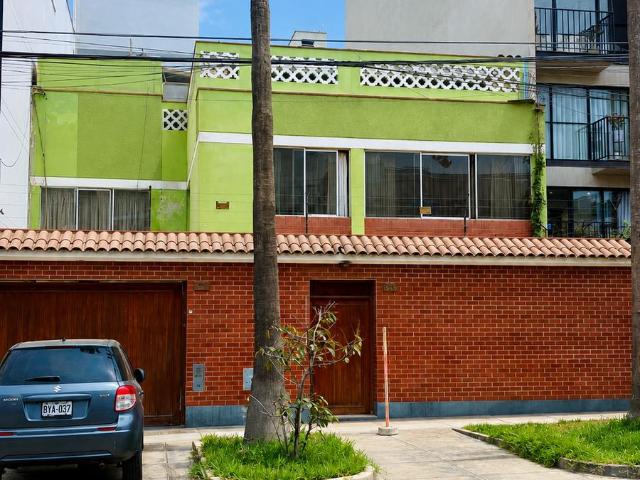 Casa en Venta Surco Batallon Callao | 300.50 m² | 5 Dormitorios | Jardín | Parrilla | US$ 550,000