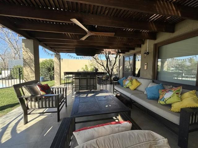 Casa en venta Santa Elena. 4D+4B+sala de estar+taller. 3 dormitorios por 11500.00 en Colina