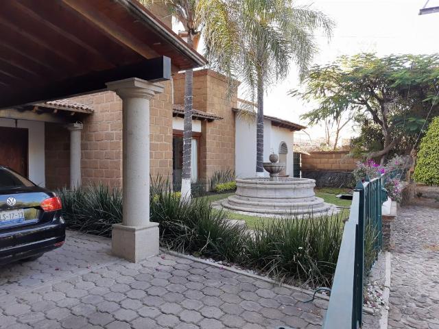 Casa en Venta o Renta en Jurica Qro. Calle Tranquila con Amplio Jardin