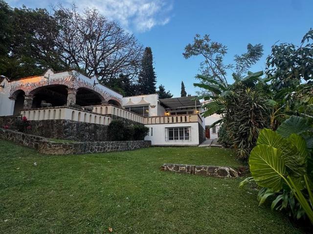 CASA EN VENTA, SOBRE AVENIDA EN PASEO DEL CONQUISTADOR, CUERNAVACA, MOR, CON JARDINES Y ALBERCA