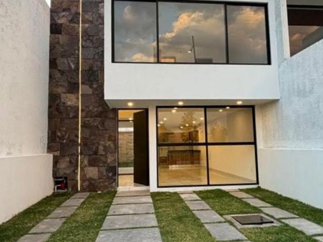 CASA EN VENTA SOBRE EL BLDB. MAYORCA EN LEÓN, GTO