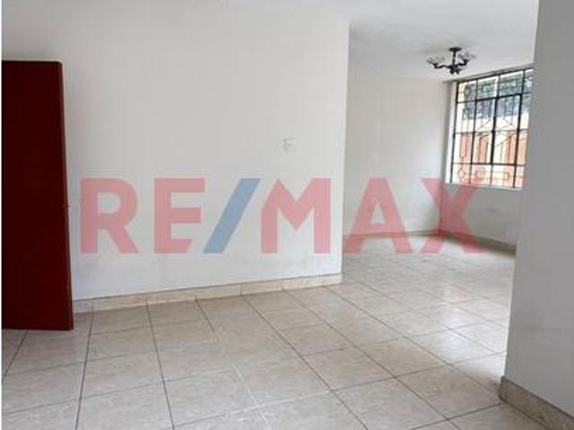 ¡Casa En Venta Sobre La Av. Luis Montero! Amplios Espacios, Cochera Y Excelente Ubicación