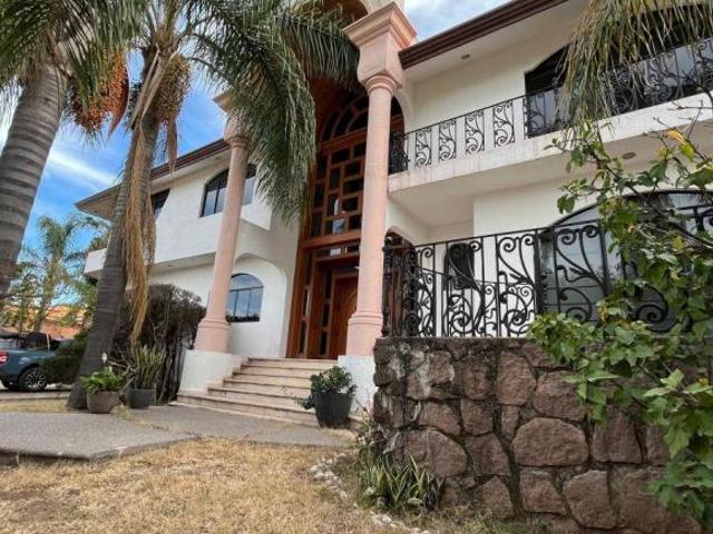 Casa en venta en León Guanajuato, Cumbres del Campestre 874 m2, 5 recámaras, alberca, permuta