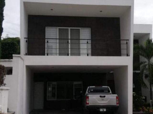 CASA EN VENTA TOTALMENTE AMUEBLADA Y EQUIPADA EN PRIVADA SAN CARLOS